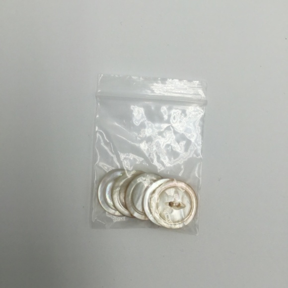 5 Antique Carved Mother of Pearl 2 Hole Buttons ⅞" Genuine Shell Sewing Notions - Picture 3 of 3